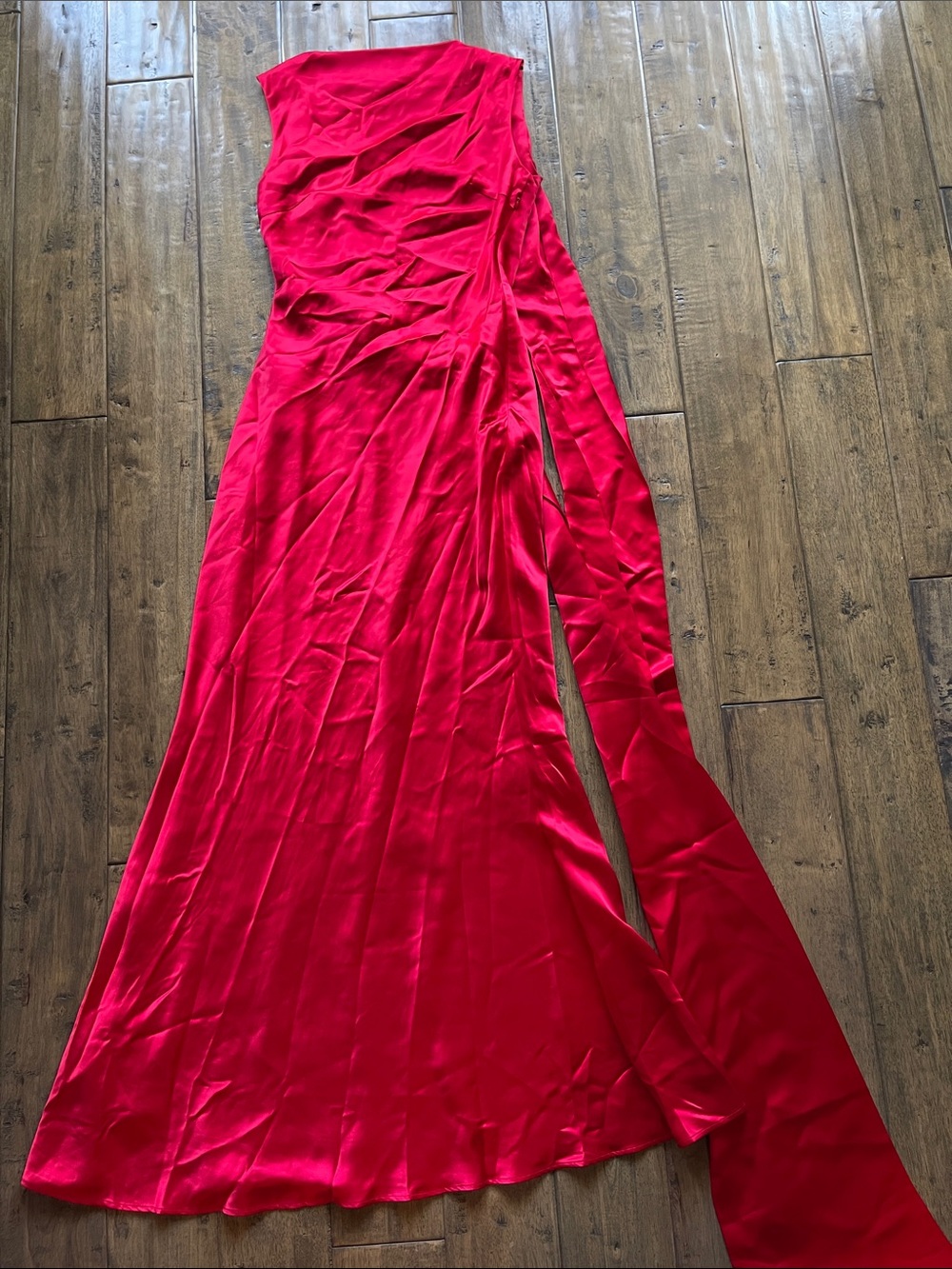 Sau Lee CALLIE SATIN GOWN Maxi dress in Red - Picture 7 of 10